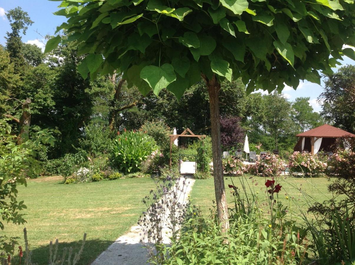 La Grange Terrou Guest House Saint-Germain-de-Confolens Exterior foto